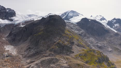 avión no tripulado volando sobre las vastas montañas de suiza los alpes