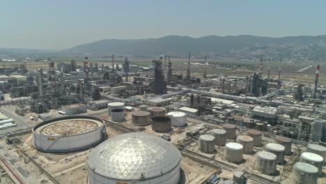 imágenes aéreas de una refinería de petróleo a gran escala con pilas de humo y tanques de almacenamiento de petróleo