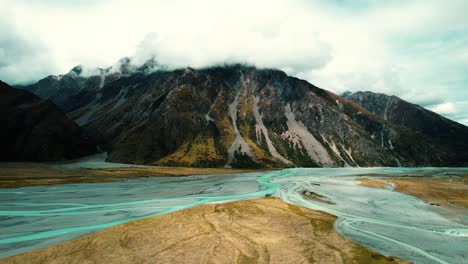 parque nacional del monte cook, drone de nueva zelanda de montañas y arroyos azules