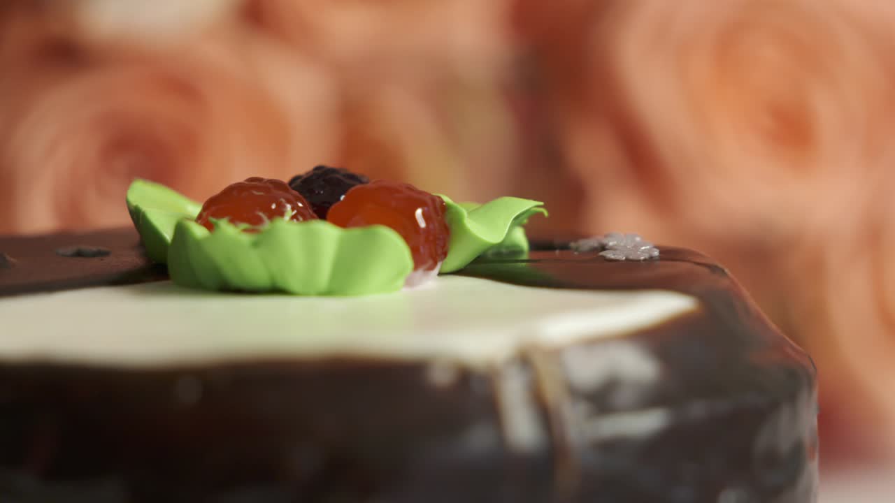 분홍색 장미와 초콜릿 케이크