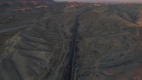 Antena-De-La-Remota-Carretera-De-La-Provincia-De-Baluchistán-En-Pakistán-Al-Atardecer