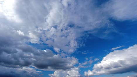 Lapso-De-Tiempo-De-Grandes-Nubes-Moviéndose-En-El-Cielo