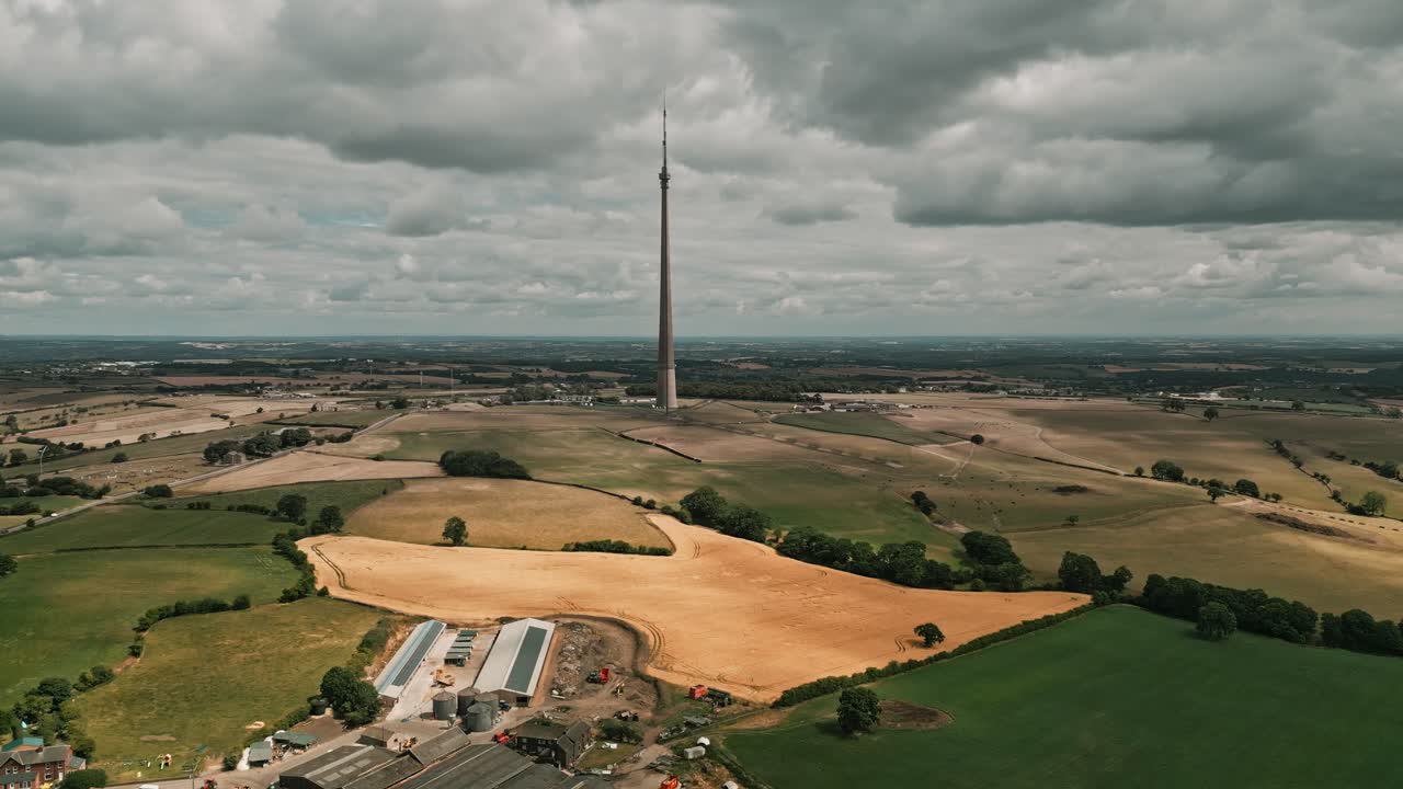 emley moor transmission station은 영국 웨스트 요크셔 허더즈필드에 있는 emley 마을 중심에서 서쪽으로 1마일 떨어진 emley moor에 있는 통신 및 방송 시설입니다.