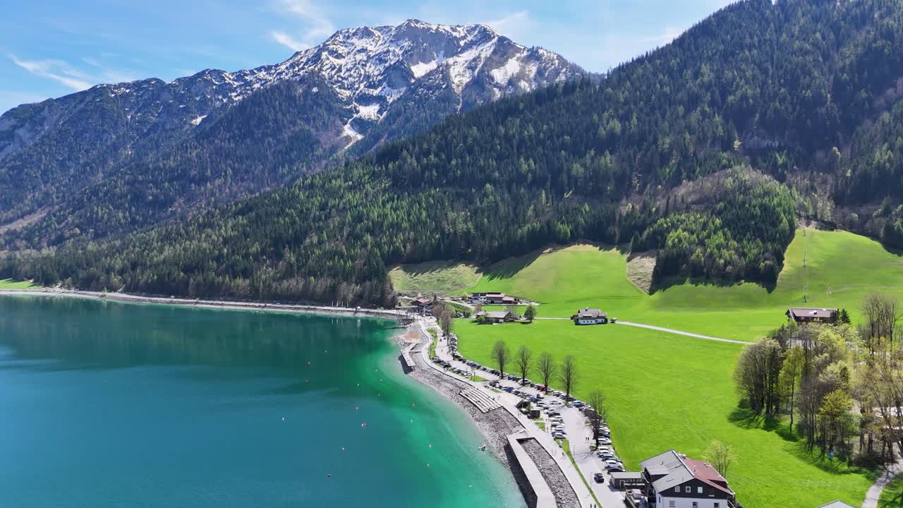 Austria, vista drone mozzafiato di montagna e fiume