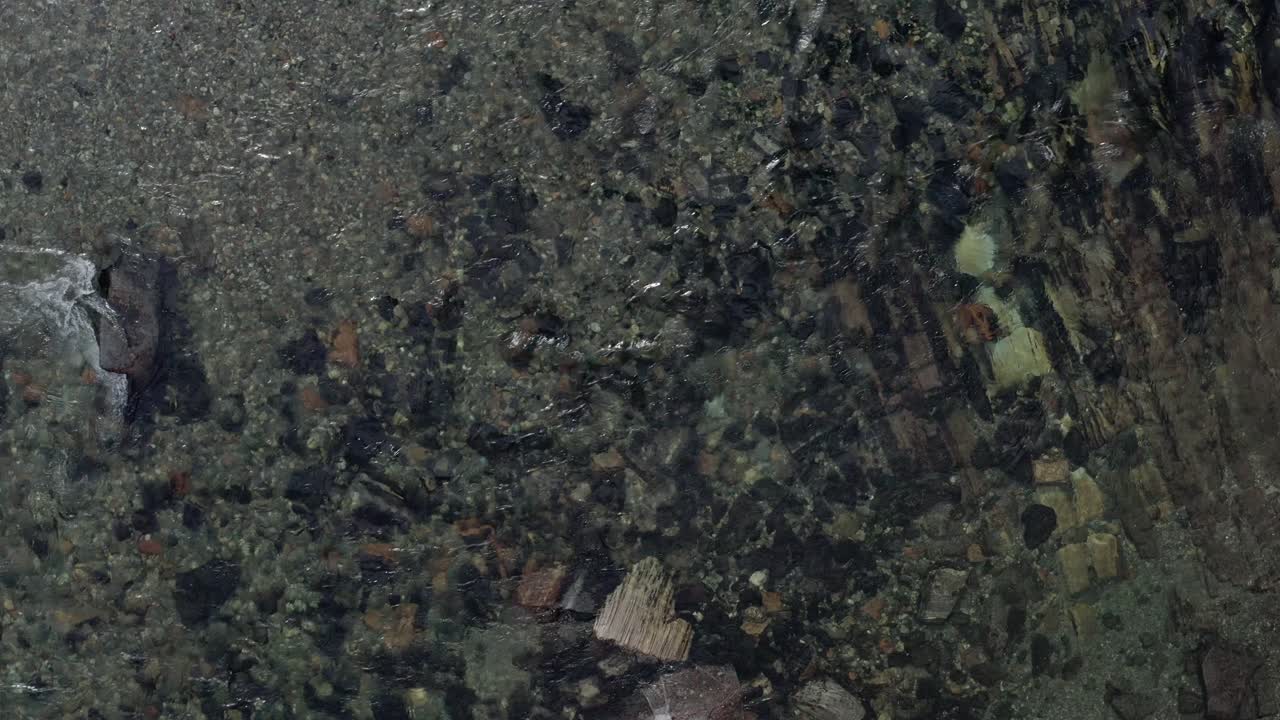 agua cristalina que fluye en el río con fondo rocoso