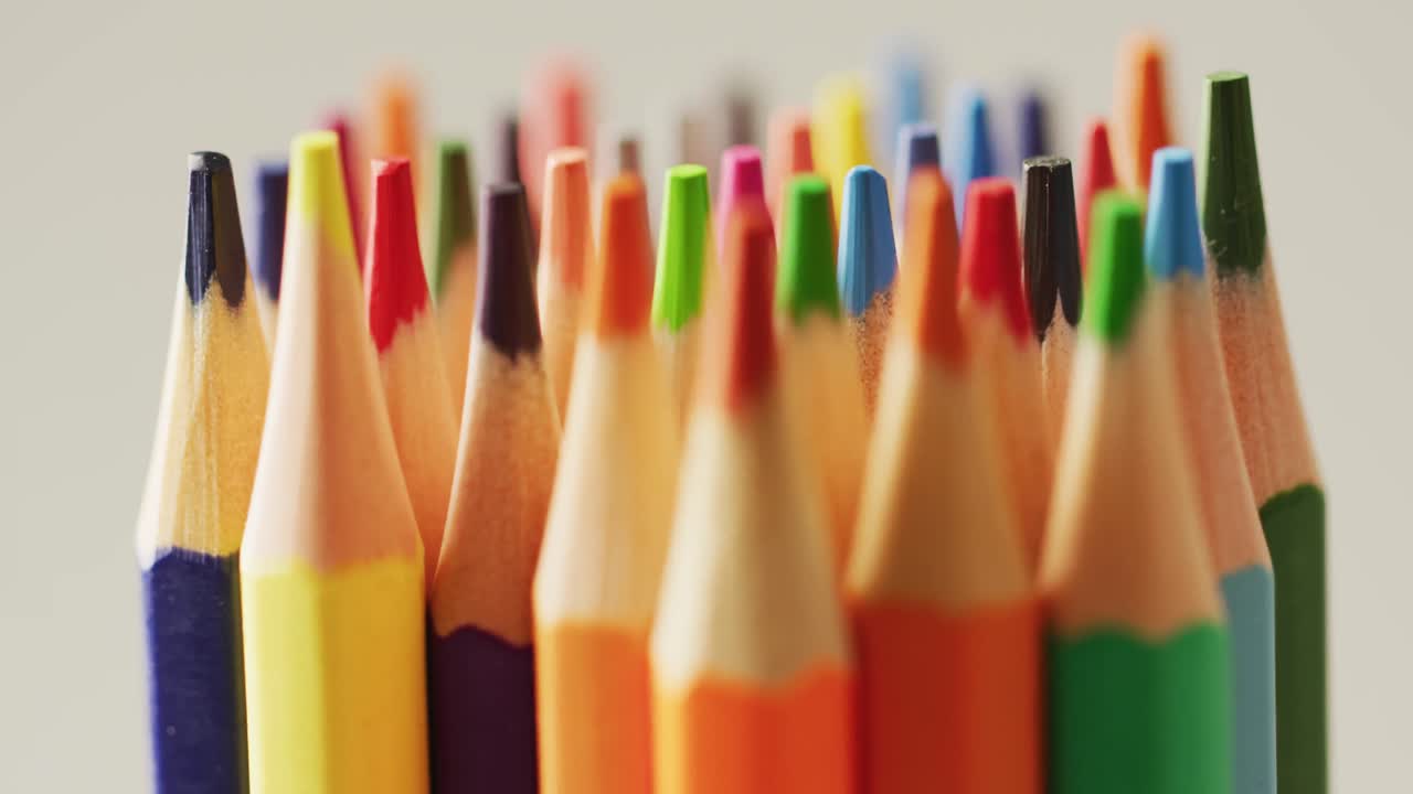 video de lápices de colores sobre un fondo beige