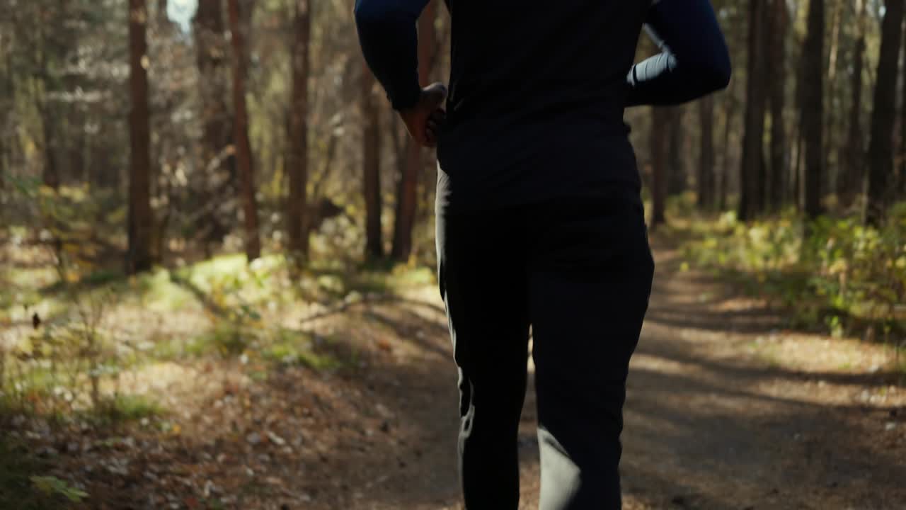 hombre corriendo en el bosque