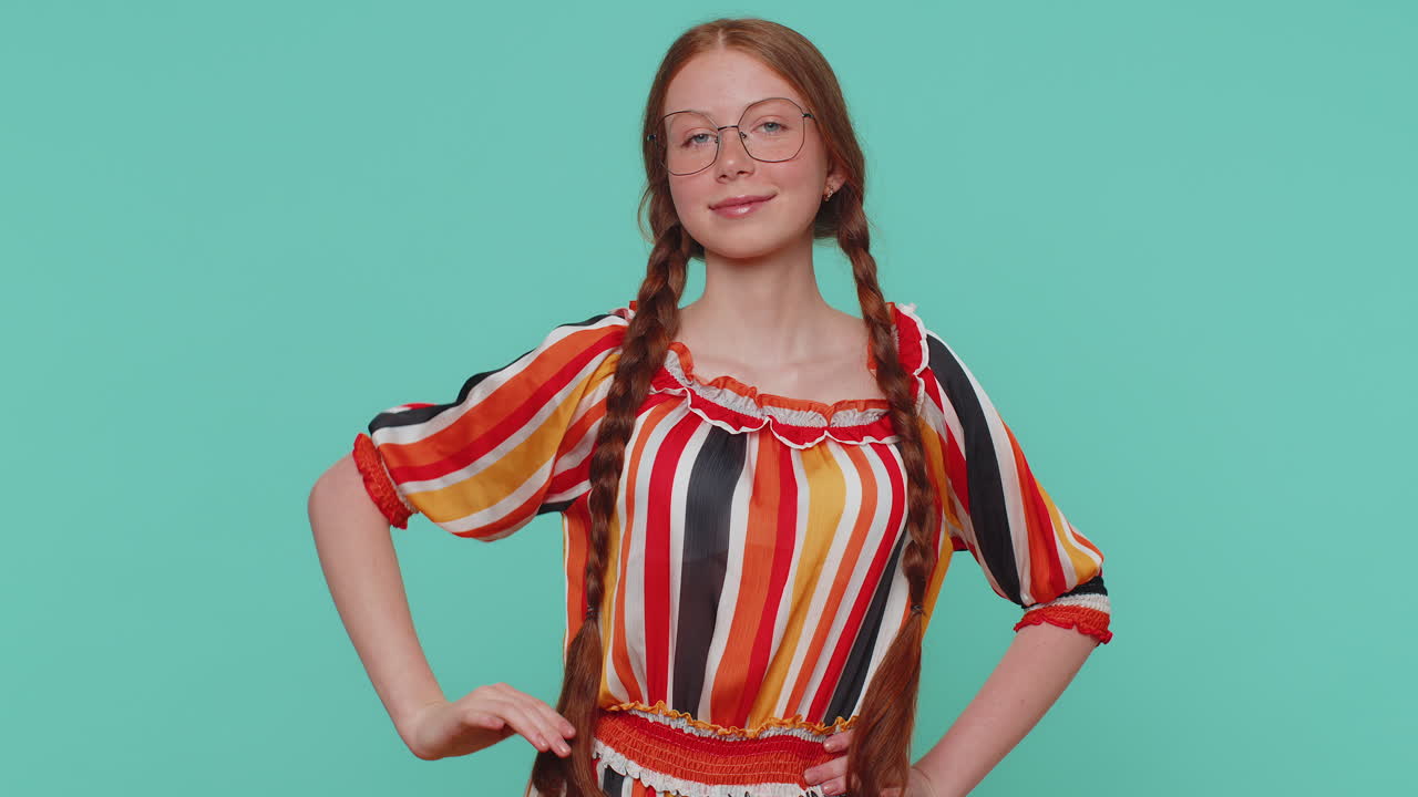 화려한 드레스를 입은 유쾌한 사랑스러운 홍색 젊은 소녀 패션 모델 미소, 혼자 카메라를보고