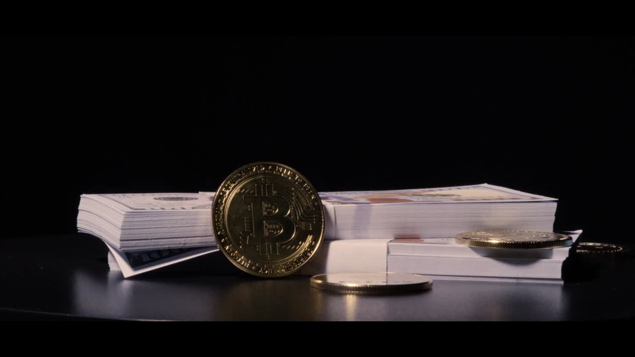 criptomoneda y pilas de billetes de cien dólares lentamente