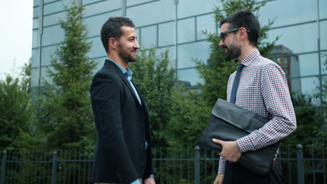 hombres de negocios reunidos al aire libre