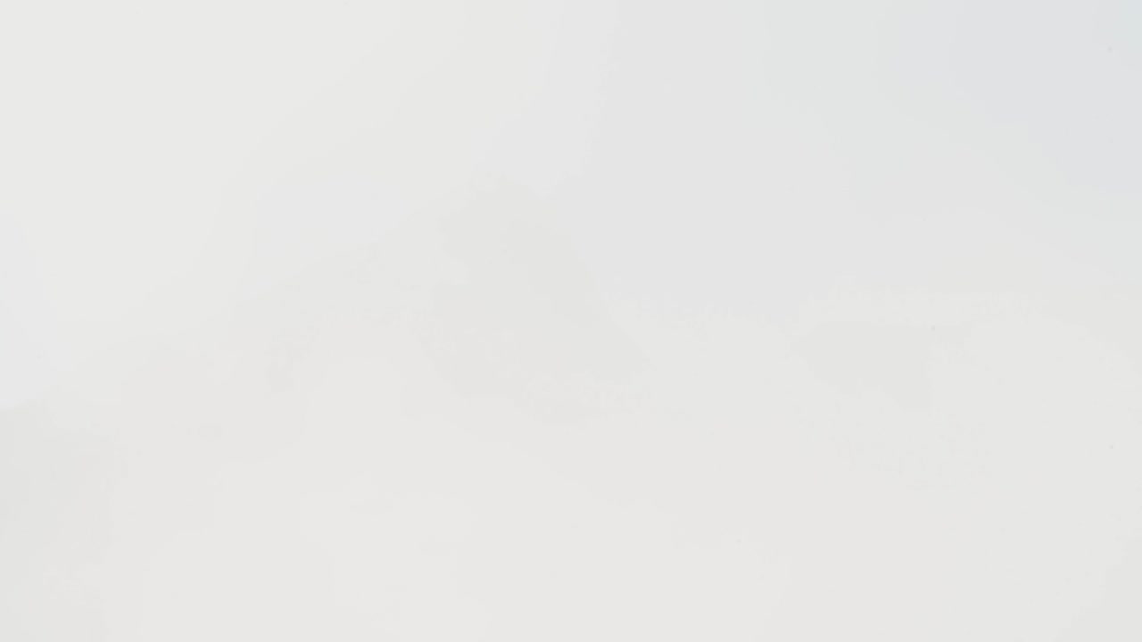 una majestuosa vista de la montaña envuelta en olaheimvatnet, senja, noruega - lapso de tiempo