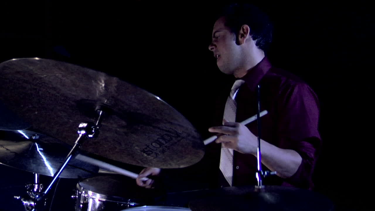 un baterista toca en primer plano 1