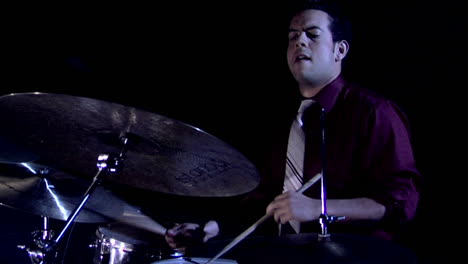 un baterista toca en primer plano 1