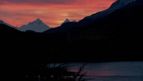 Un-Hermoso-Atardecer-Profundo-Detrás-De-Las-Montañas-En-El-Extremo-Sur-De-Argentina-Torres-Del-Paine-Patagonia-2