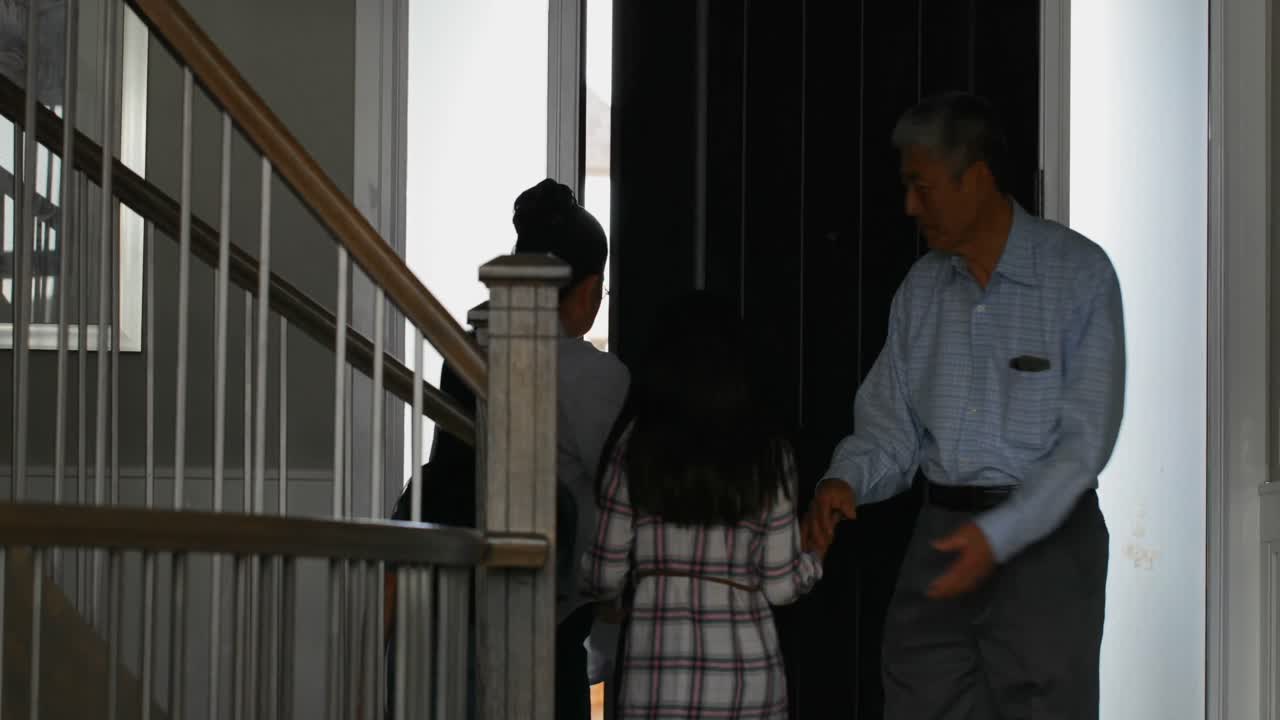 행복한 다세대 아시아 가족이 편안한 집에서 서로 포옹하고 있습니다.