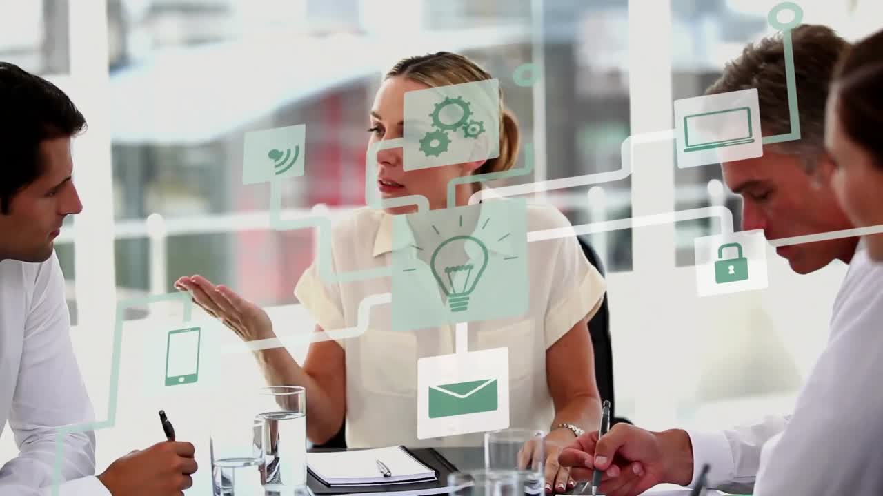 animación de iconos y procesamiento de datos sobre diversas personas de negocios en la oficina