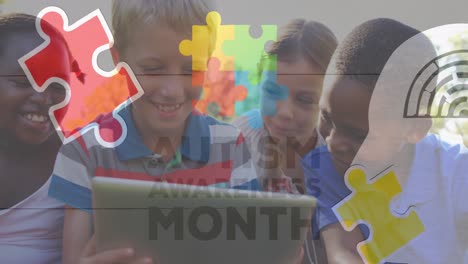 animación de piezas de rompecabezas coloridas y texto de autismo sobre niños que usan tablets