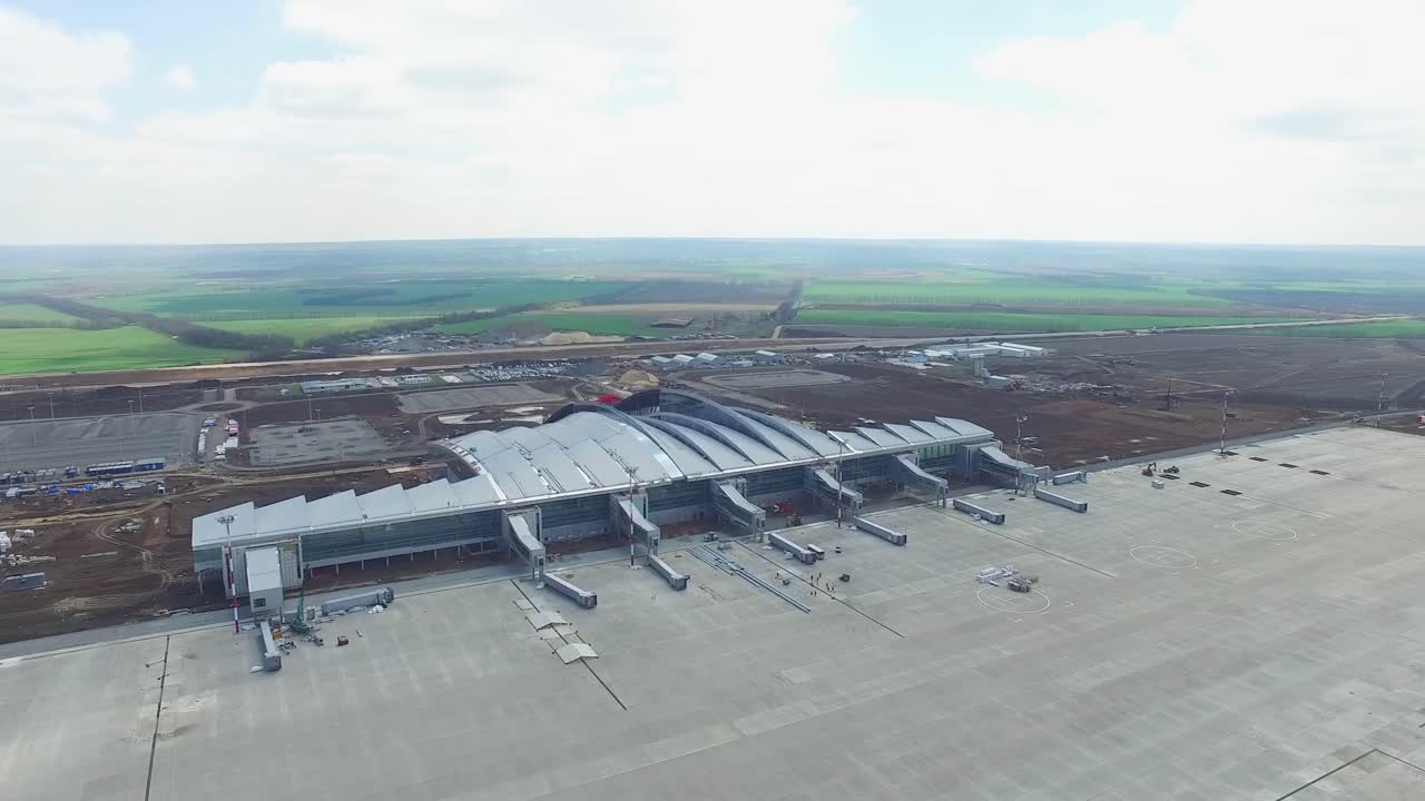 vista aérea de un nuevo aeropuerto en construcción