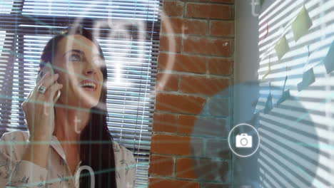 animación de iconos de los medios y procesamiento de datos sobre una mujer de negocios caucásica que usa un teléfono inteligente