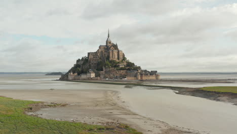 Hermoso-Mont-Saint-Michel-En-Normandía-Francesa,-Establecidor-Aéreo-Hacia-Adelante