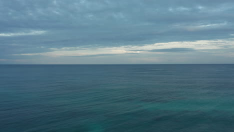 El-Océano-Caribeño-Se-Desvanece-En-El-Horizonte-Con-Cielos-Nublados-Hacia-El-Atardecer