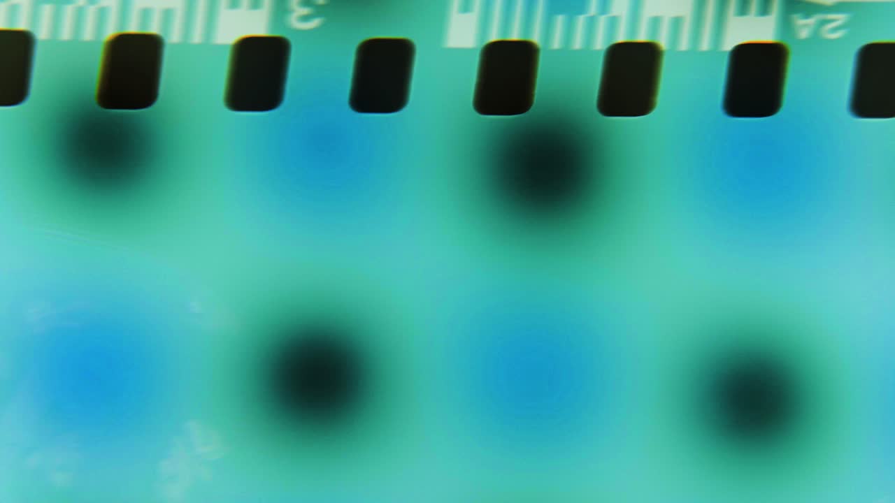 superposición de tiras de película de 35 mm de época roja