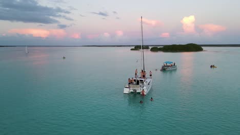 Luxus-Segelboot-Yacht-Im-Tropischen-Mexikanischen-Ozean-Bei-Sonnenuntergang---Fernweh-Luftaufnahme