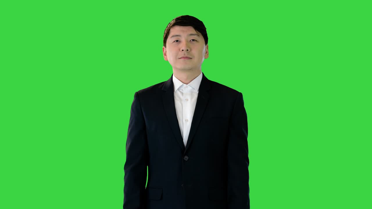 사무실 의복 을 입은 아시아인 이 녹색 스크린, 크로마 키 에  을 하고 있다