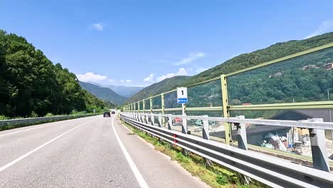 울창하고 산악한 피에몬트 풍경을 가로질러 운전
