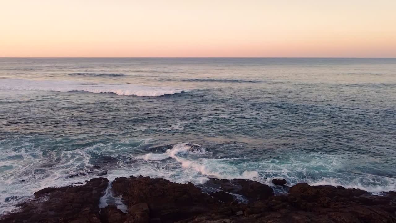 Strand med steinete kyst og naturskjønn horisont i Arteixo, Spania - droneopptak