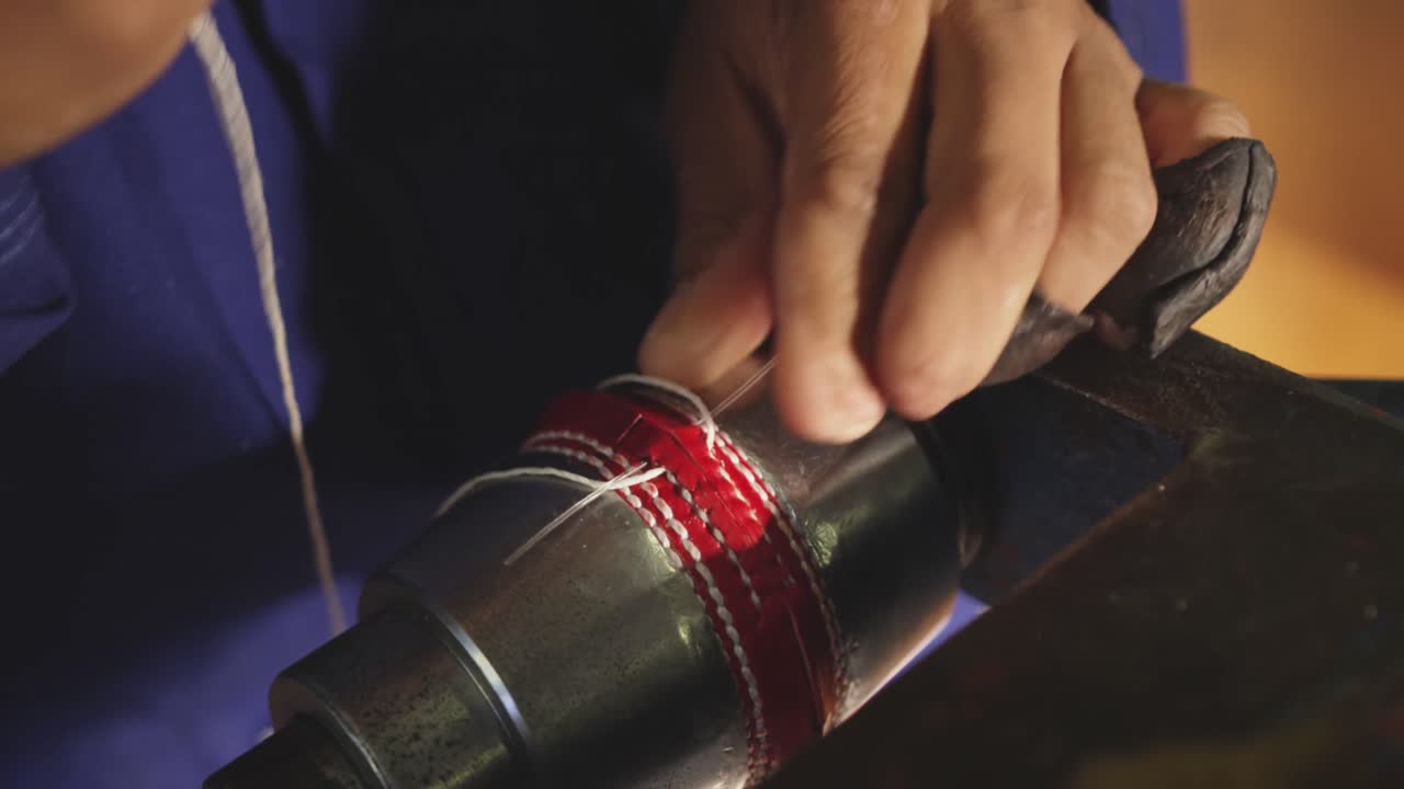 vista de cerca del hombre cosiendo en la fábrica