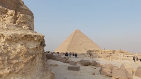 turistas explorando la gran pirámide de giza, egipto