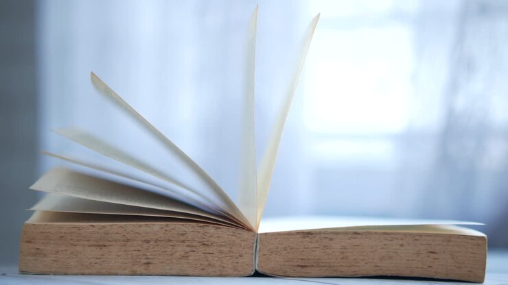 Libro aperto su un tavolo