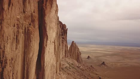 drohnenaufnahme, die in der nähe von shiprock fliegt und über die wunderschöne landschaft des mittleren westens, new mexico, usa, in 4k blickt