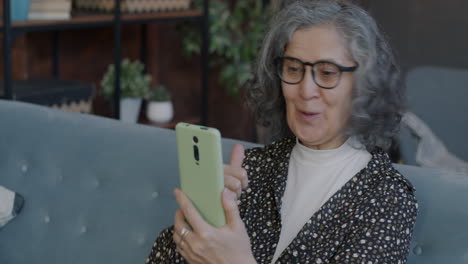 mujer mayor usando un teléfono inteligente