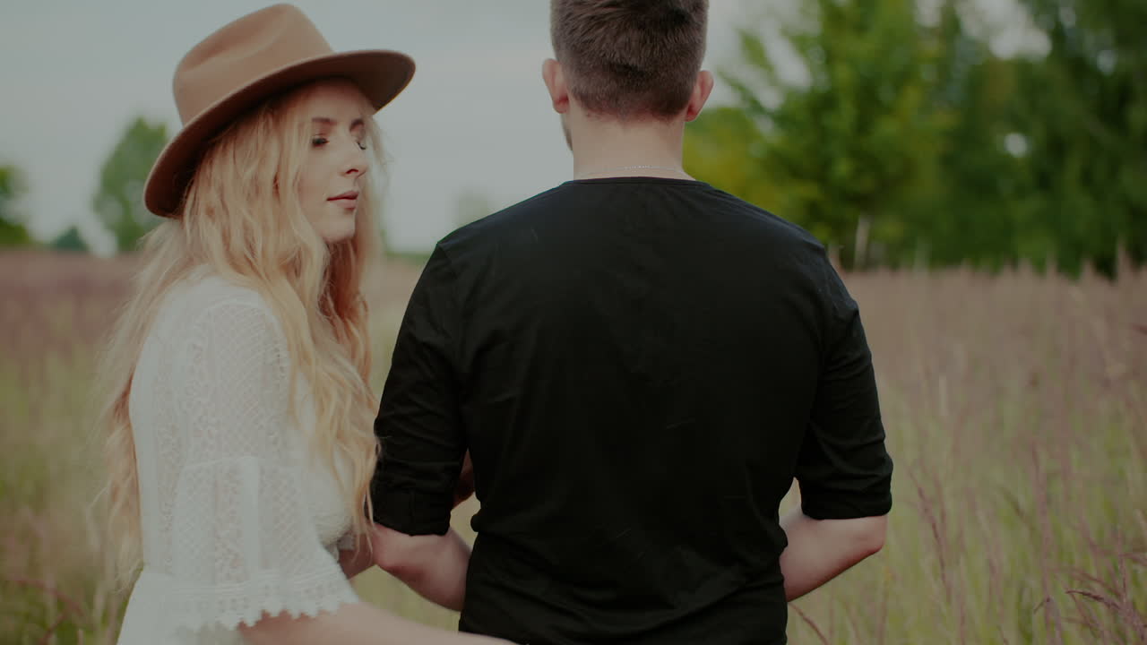 젊은 남자와 여자를 포용