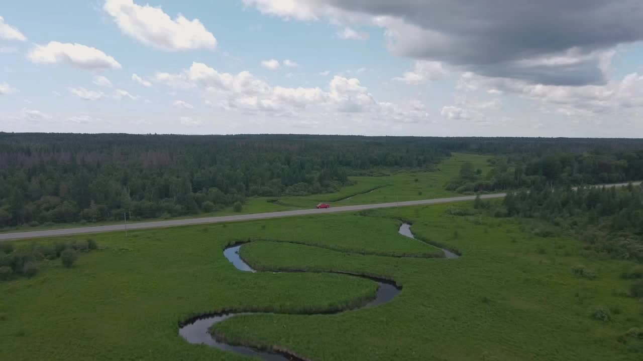 도로와 숲에 의해 공중 강