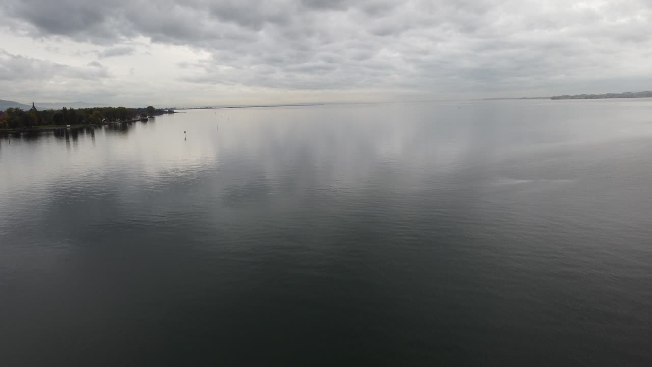 vista aérea del lago constance, un feliz día nublado de otoño, se puede apreciar la inmensidad del agua y la tranquilidad, vorarlberg, austria, europa