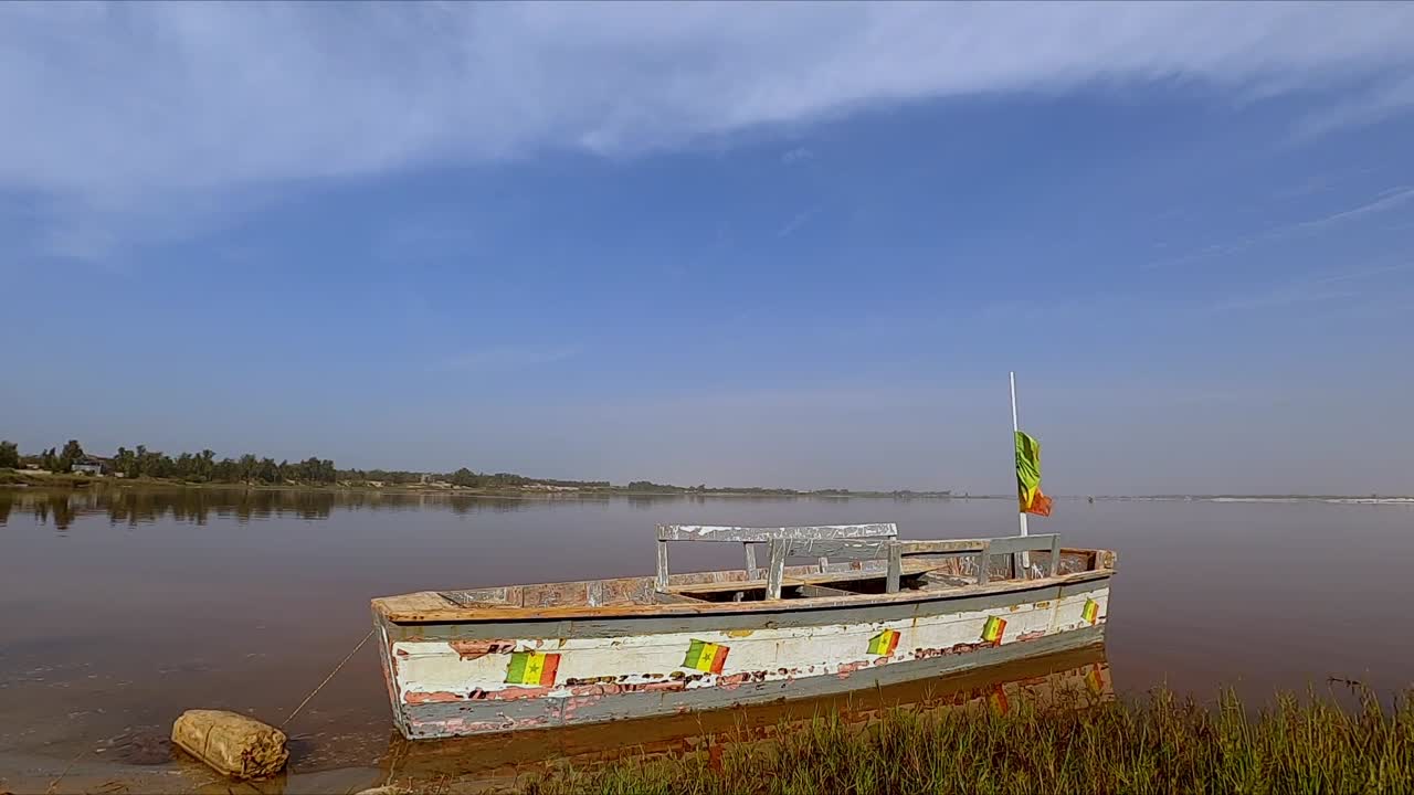 viejo barco de madera atracado en la orilla del lago retba en la península de senegal, noroeste de áfrica