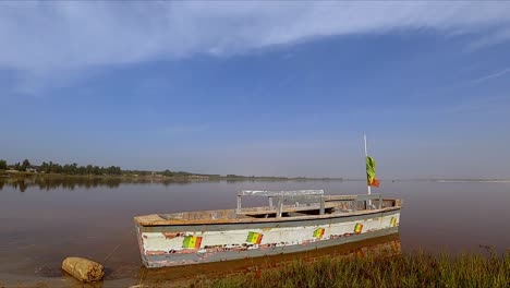 Viejo-Barco-De-Madera-Atracado-En-La-Orilla-Del-Lago-Retba-En-La-Península-De-Senegal,-Noroeste-De-África