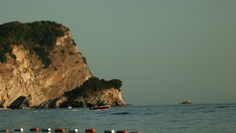 paisaje costero con barco