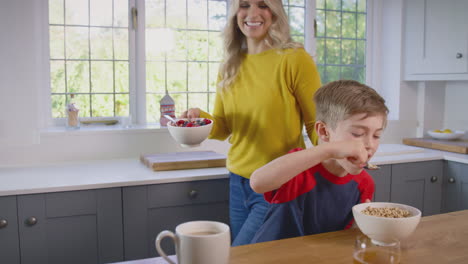 Mutter-Und-Sohn-Essen-Zu-Hause-Gemeinsam-Frühstücksflocken-An-Der-Küchentheke