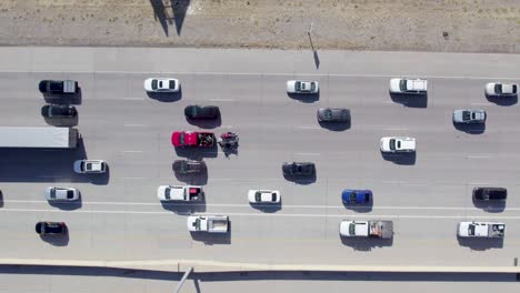 vista aérea de arriba hacia abajo de los autos que se mueven lentamente en una carretera en un día soleado