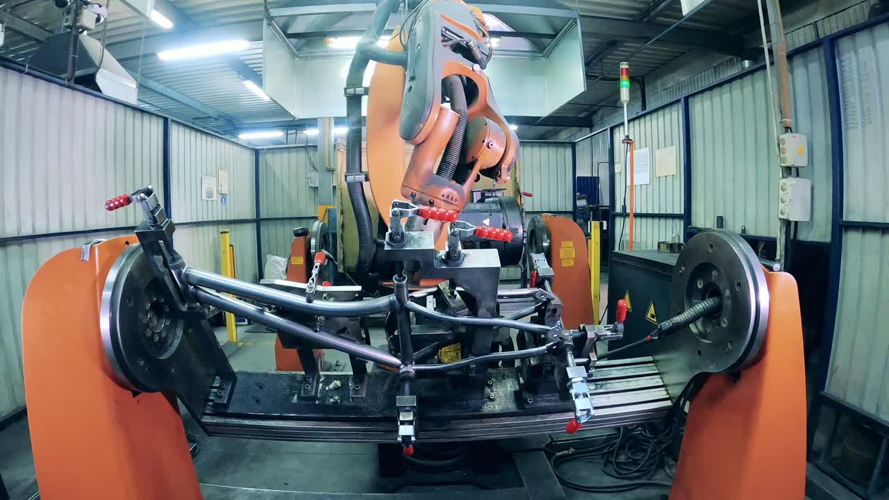 proceso de soldadura de un marco de bicicleta en movimiento rápido