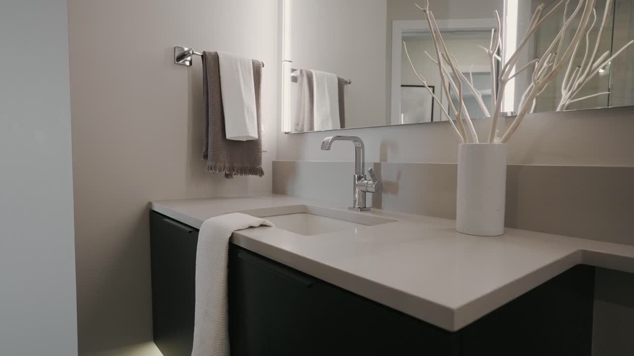 encimera de baño moderna y limpia con detalles en blanco