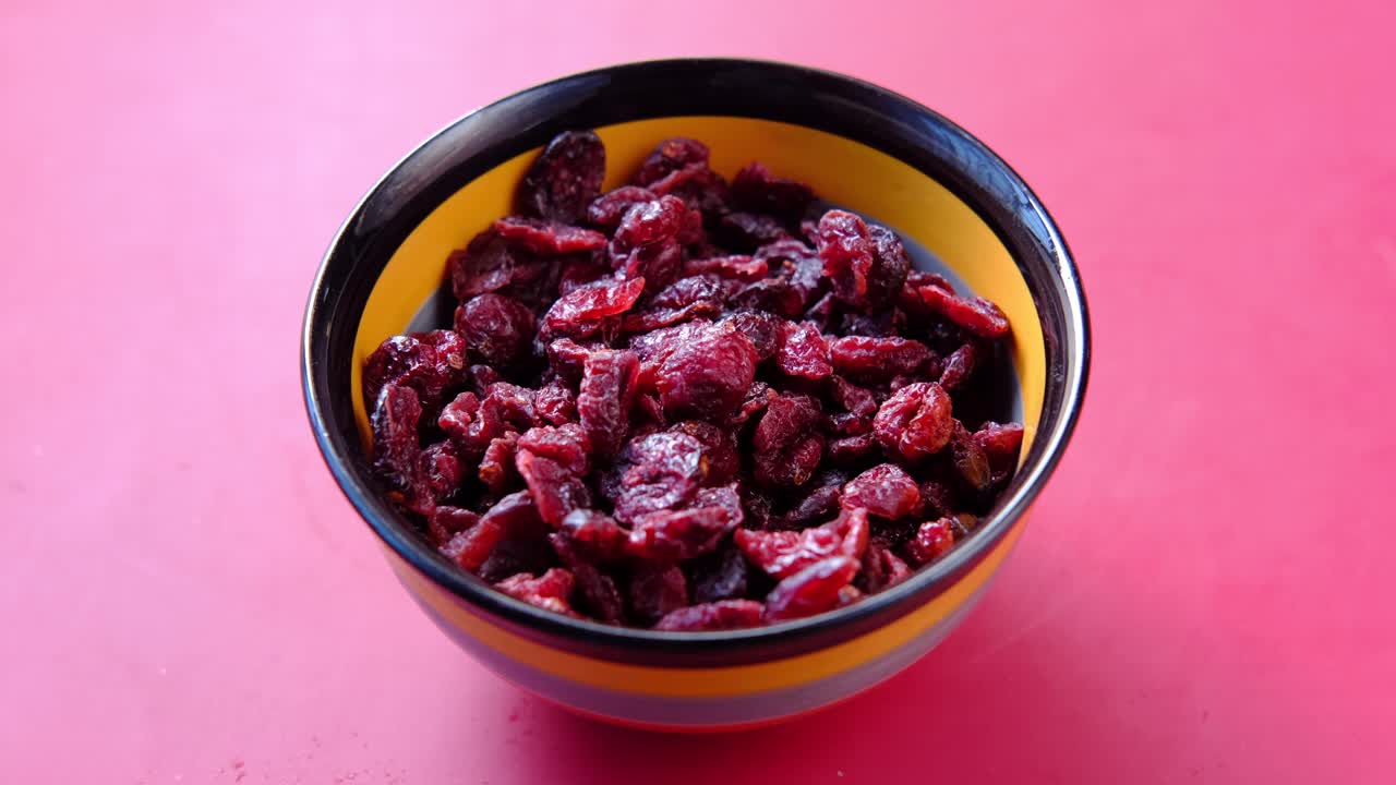 arándanos secos en un cuenco