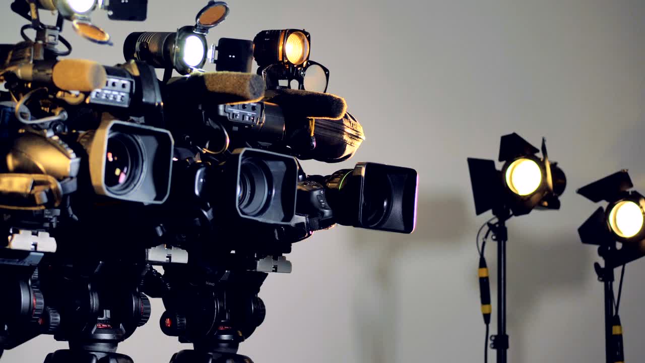 um zoom lento em três câmeras de vídeo.