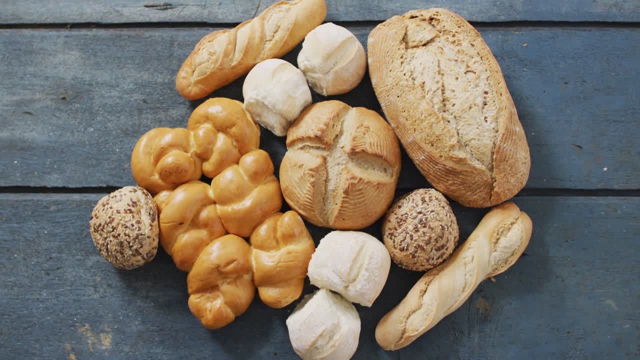 video de rollos y pan en una encimera de madera viendo desde arriba