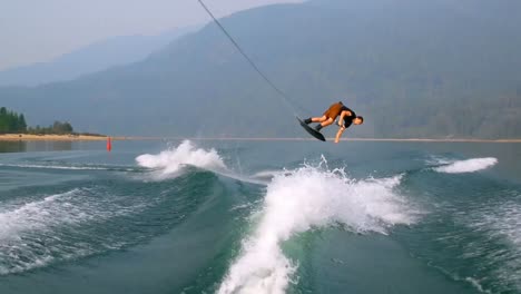 Mann-Beim-Wakeboarden-Im-Fluss-4k