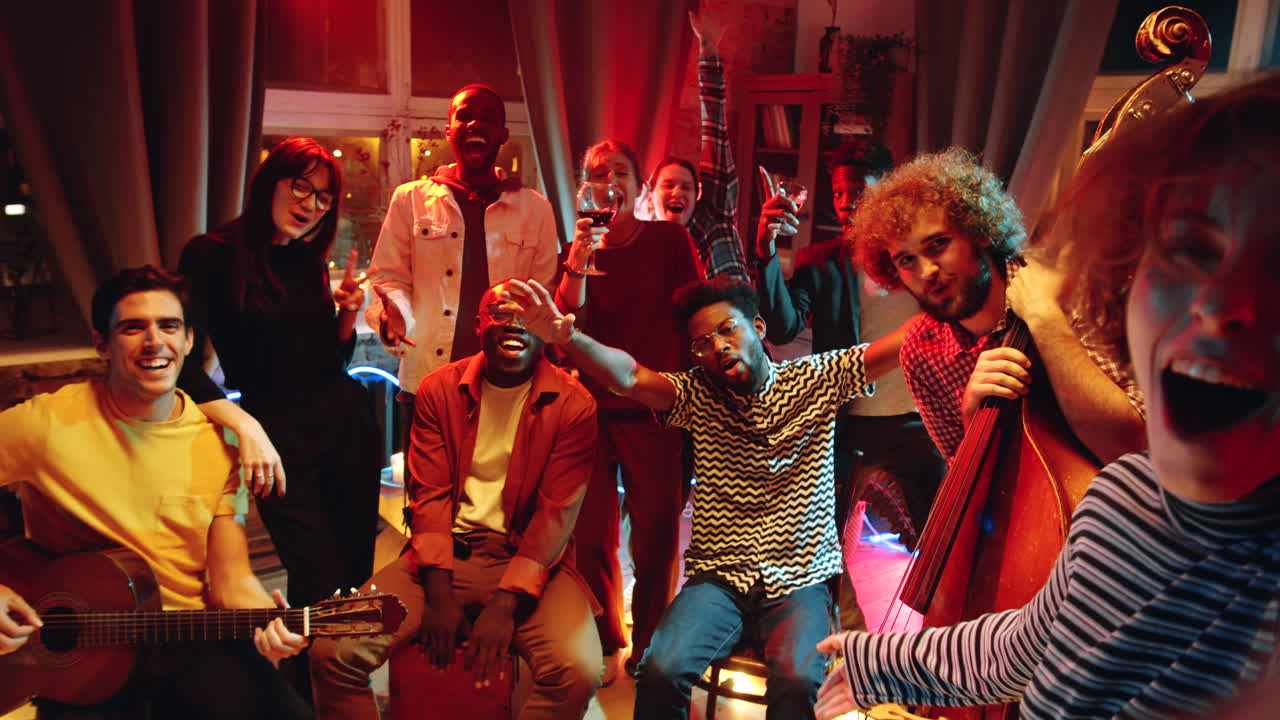 mujer emocionada tomando una selfie con una banda de música después de un concierto